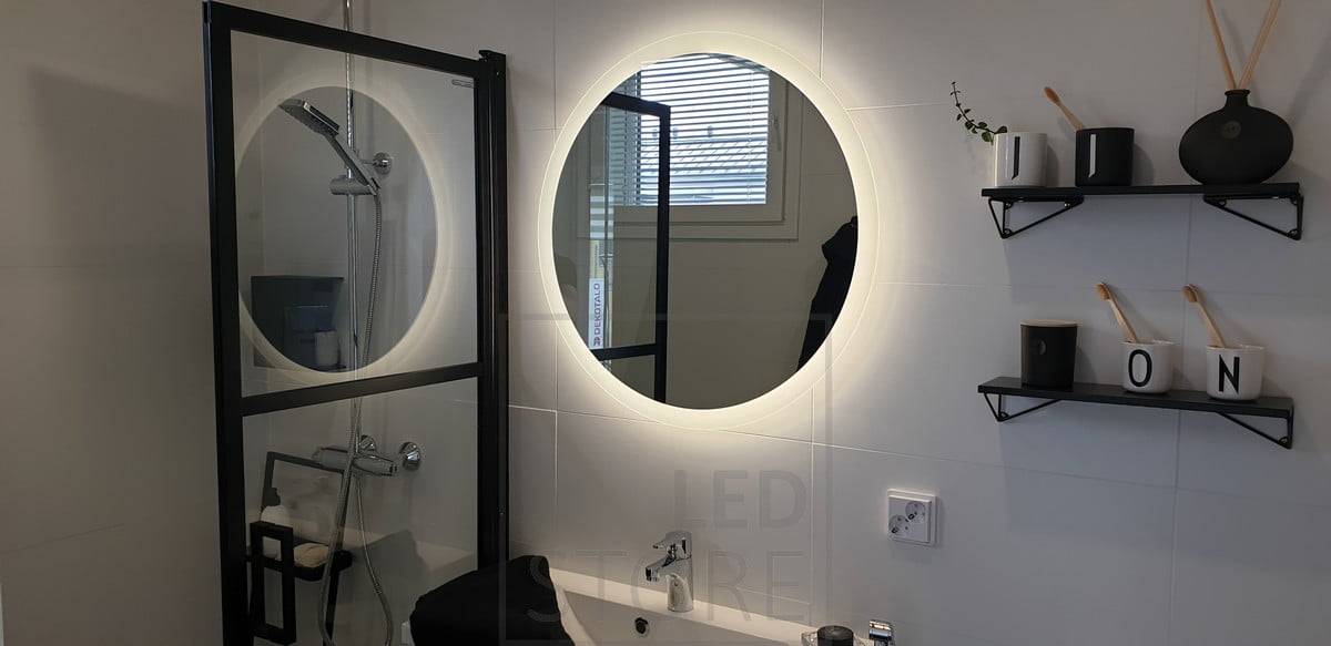 El espejo con luz MOON está flanqueado por un borde de cristal de leche de 3 cm de ancho, que permite que parte de la luz brille hacia delante. Ledstore.fi
