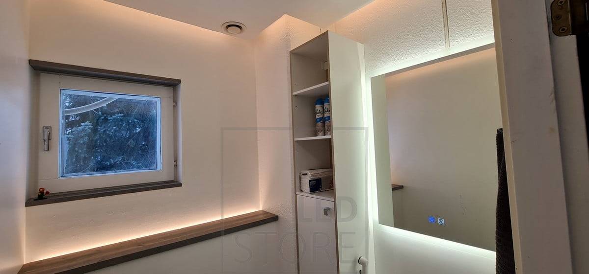 Luz indirecta múltiple en el inodoro, en el techo, en la pared y detrás de la mampara del inodoro. Ledstore.fi