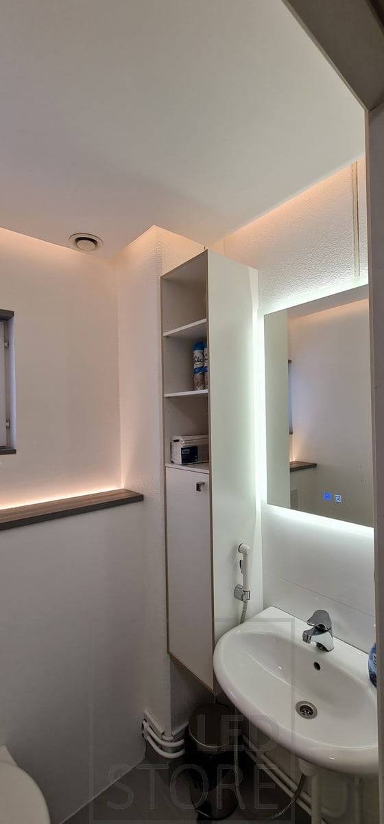 Una solución de iluminación atmosférica y versátil para el cuarto de baño, creada con luz totalmente indirecta. Ledstore.fi