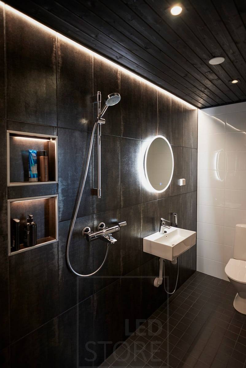 Iluminación de baño versátil implementada con tiras de iluminación led, focos led y espejos de luz led. Ledstore.fi