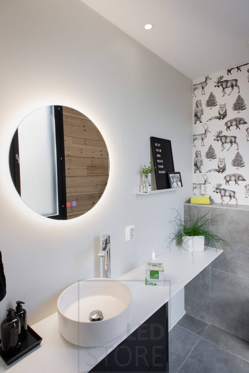 El espejo con luz MOON combinado con focos crea una excelente iluminación para el afeitado y el maquillaje. Ledstore.fi