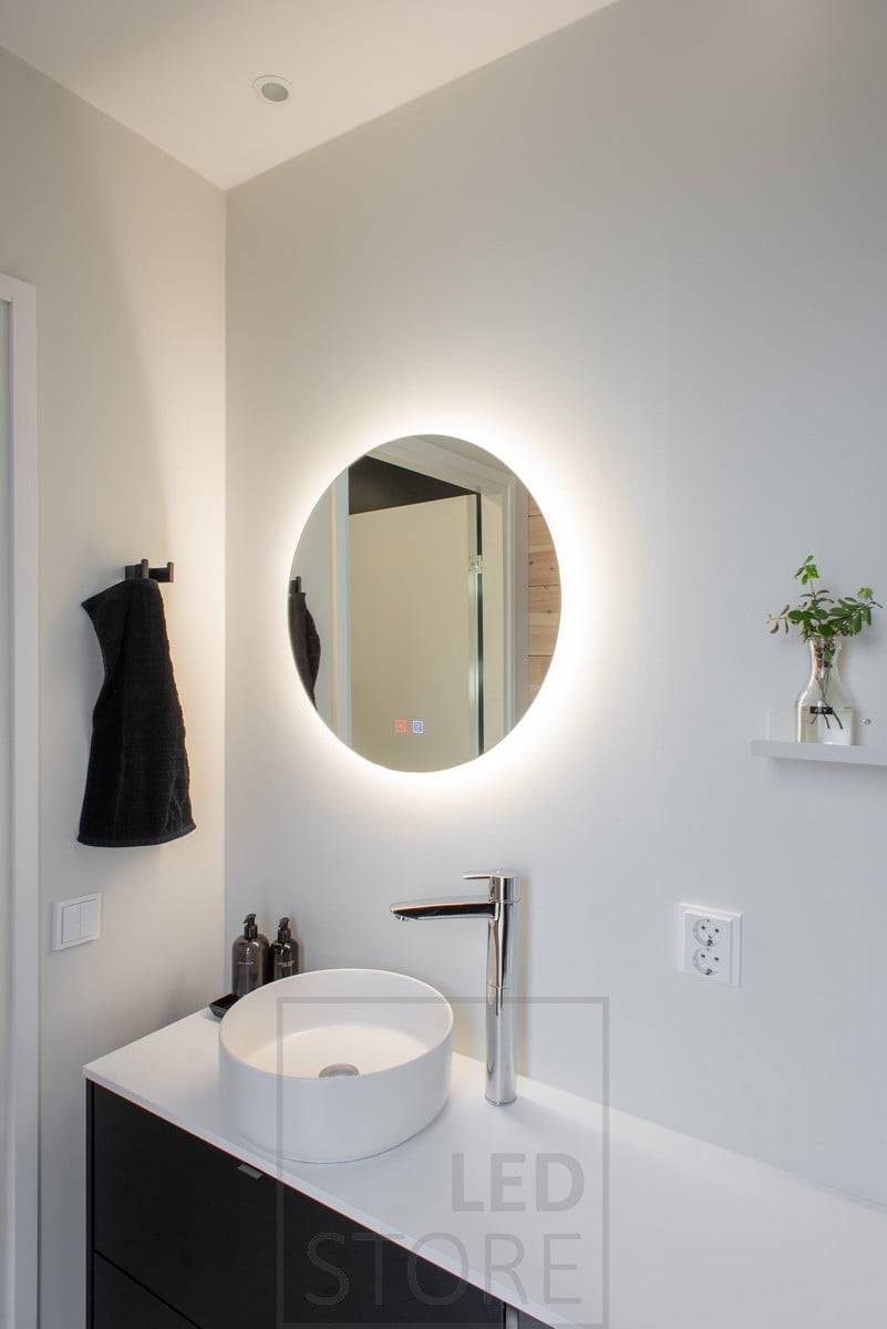 El espejo de luz led MOON tiene un marco de cristal de leche de 3 cm de ancho, detrás del cual una tira de luz led protegida contra la humedad proporciona una iluminación sin deslumbramientos tanto hacia el espectador como en forma de reflejo en la pared a su alrededor. Ledstore.fi