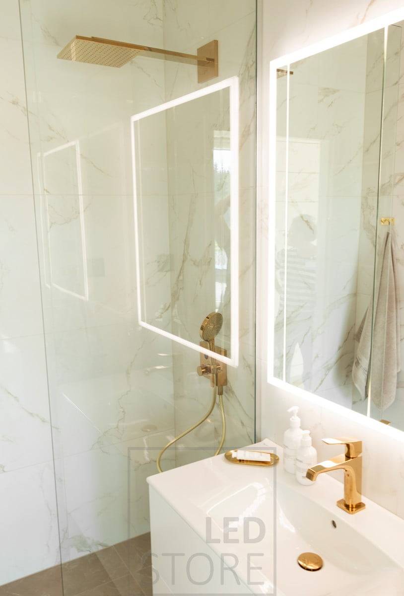 El espejo con luz HALO aporta una luz atmosférica e indirecta a través de la pared a un cuarto de baño precioso y lujoso. Ledstore.fi