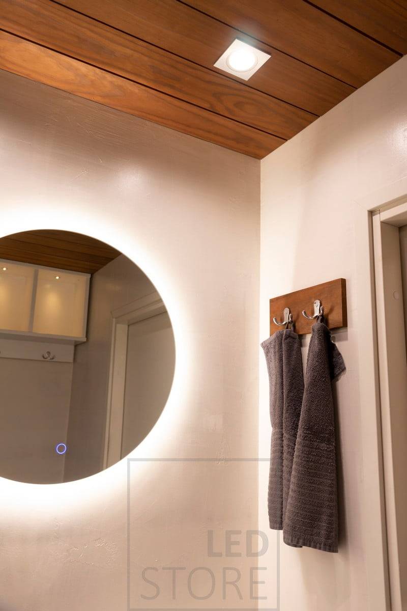 Espejo de luz circular MOON combinado con focos KANTTI. La iluminación es totalmente ajustable en temperatura de color y regulable. Ledstore.fi