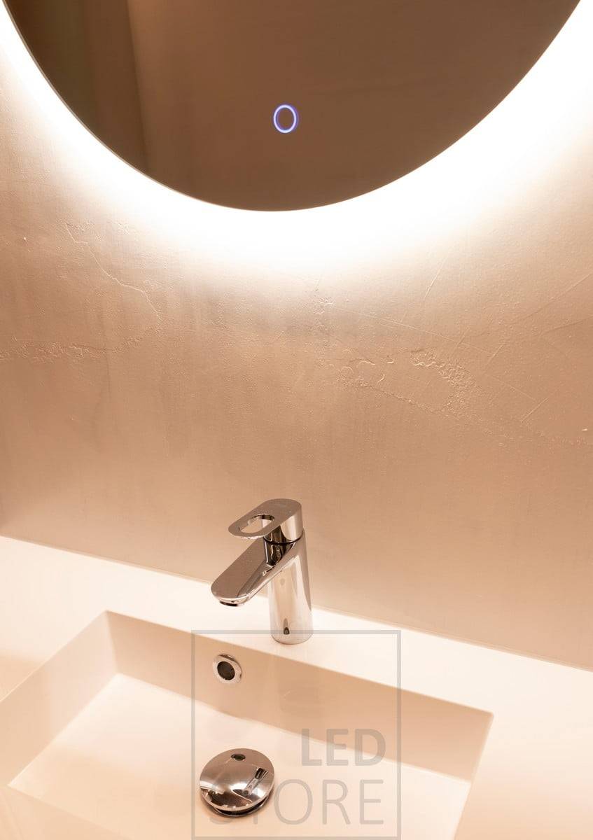 El espejo redondo MOON light tiene luz indirecta lateral, por lo que el color y el brillo de la pared detrás del espejo tienen un efecto significativo en la salida de luz. Ledstore.fi