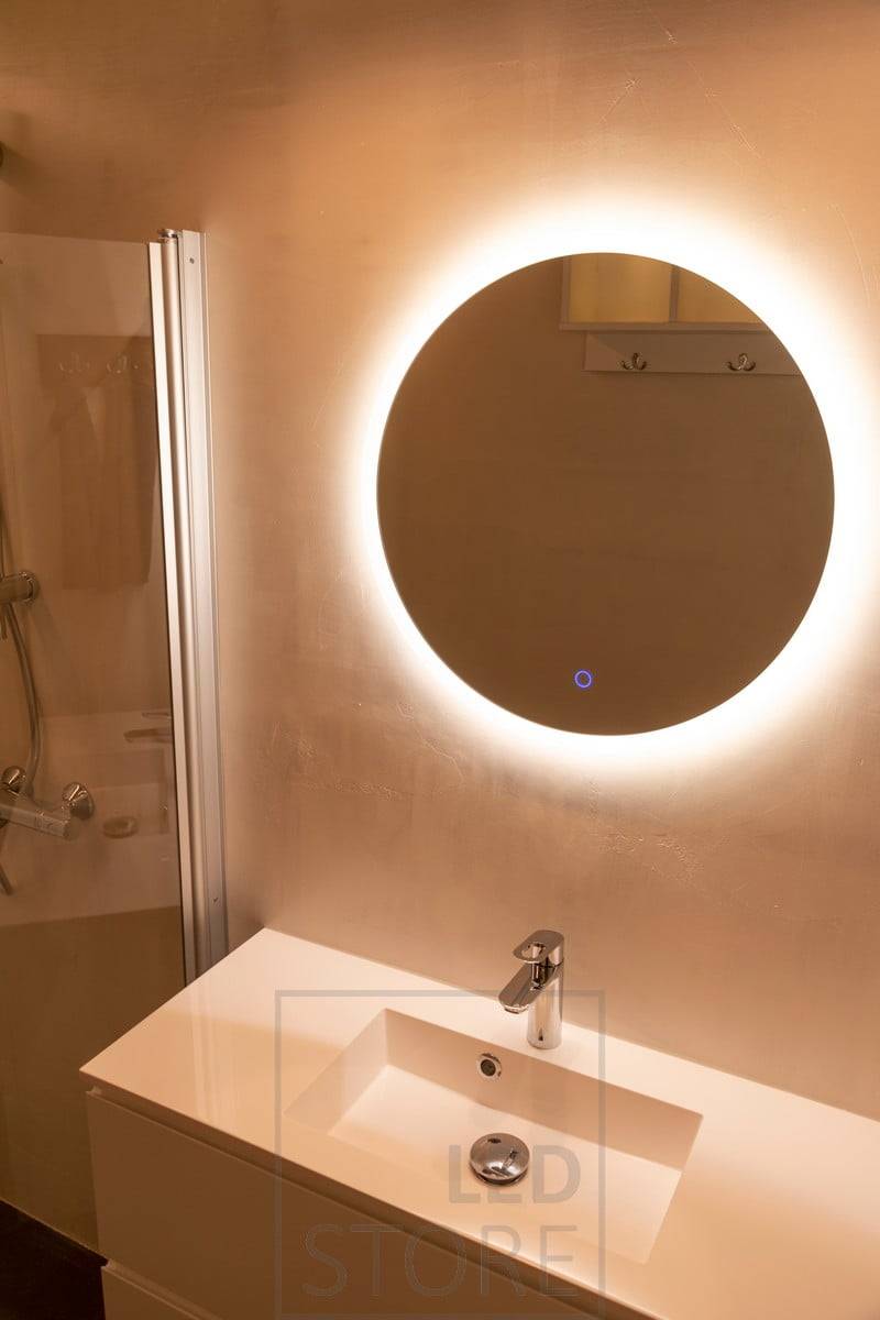 El espejo de luz circular MOON tiene 600 mm de diámetro, por lo que es ideal para espacios un poco más pequeños. Ledstore.fi