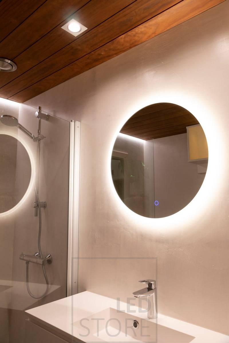 El espejo MOON light más pequeño con un diámetro de 600 mm es ideal para baños y aseos para añadir ambiente e iluminación extra (IP55). Ledstore.fi