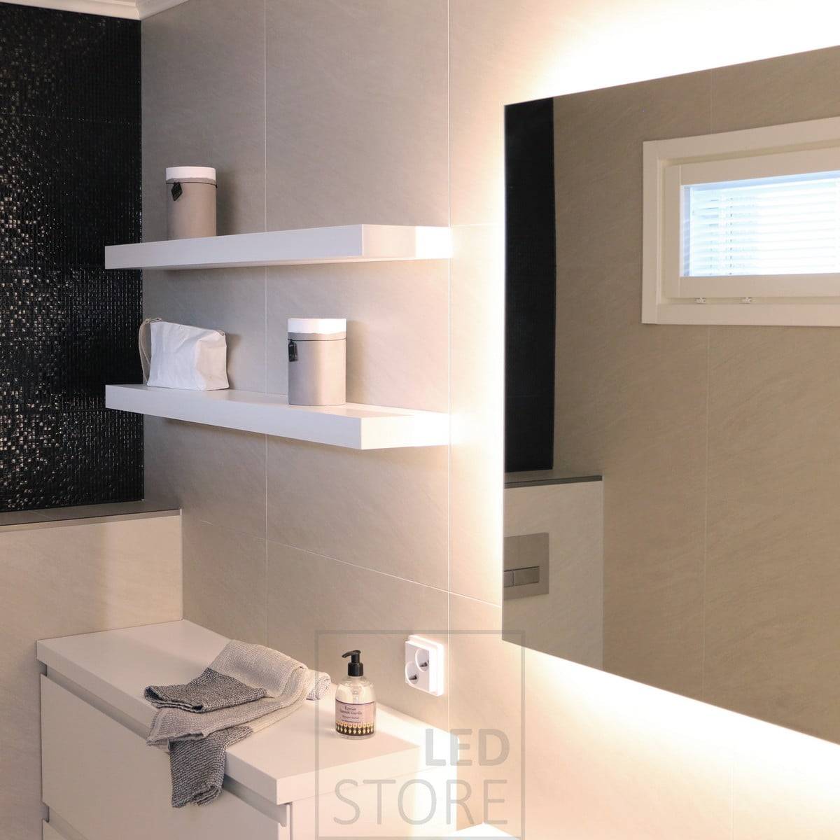 Iluminación suave y atmosférica en el cuarto de baño, complementada con un espejo luminoso. Ledstore.fi