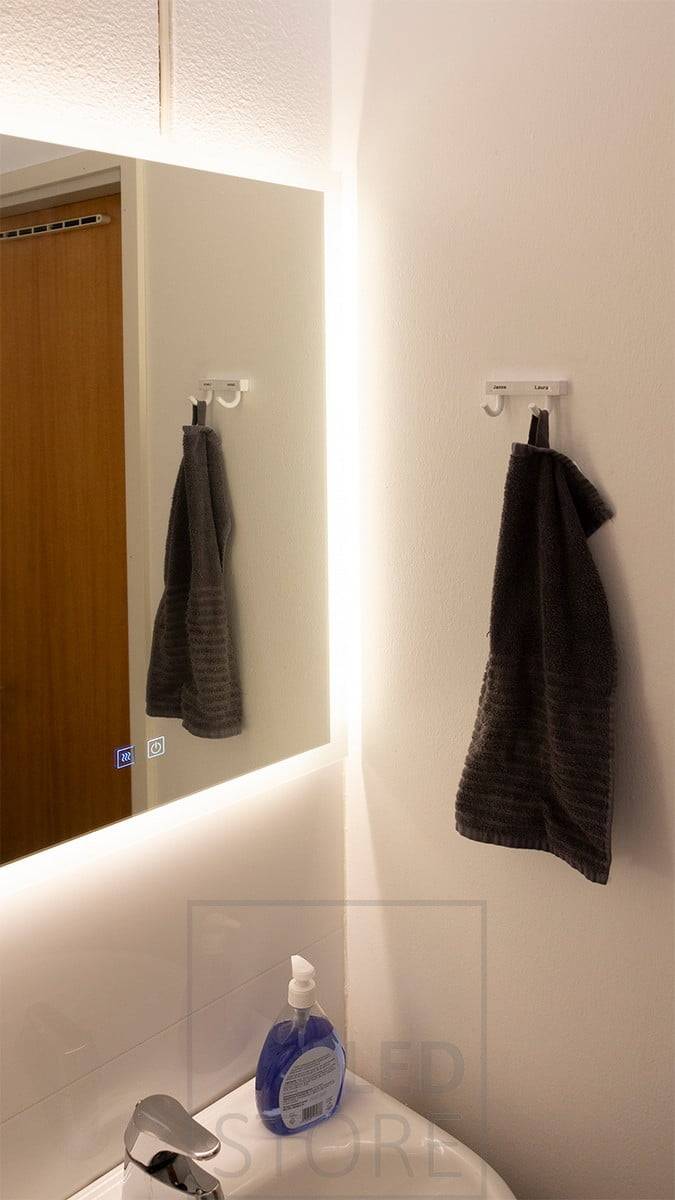Un foco HALO más pequeño ilumina el cuarto de baño. El espejo es elegante y añade ambiente al espacio. Ledstore.fi