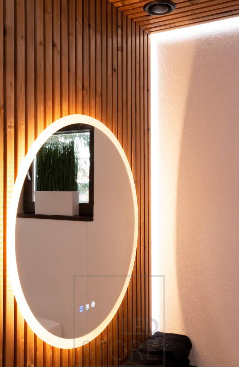 El gran espejo luminoso MOON y la tira de LED detrás del panel crean una iluminación suave en el cuarto de baño. Tanto el espejo como la tira de LED son regulables en temperatura de color. Ledstore.fi