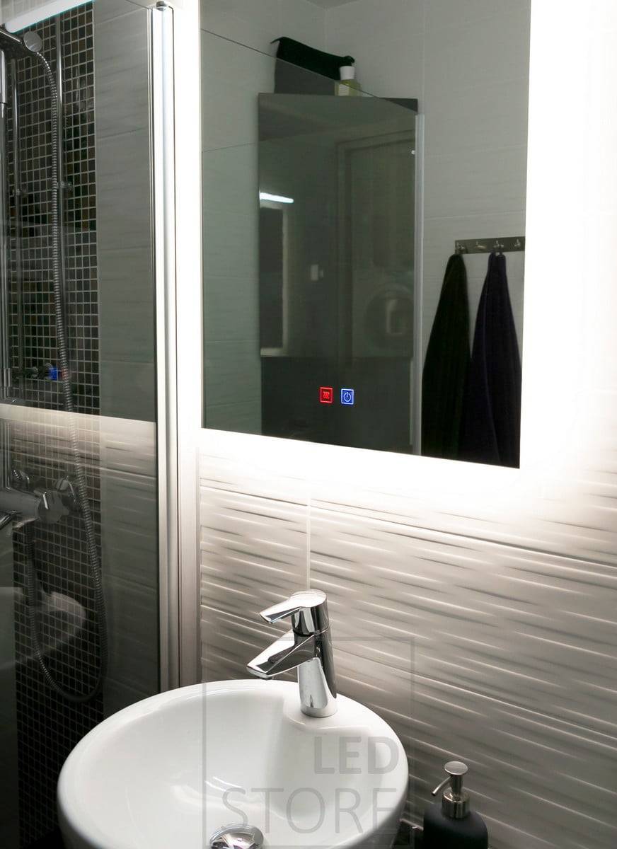 El foco LED HALO ilumina con elegancia el cuarto de baño y resalta los azulejos estampados detrás del espejo. Ledstore.fi