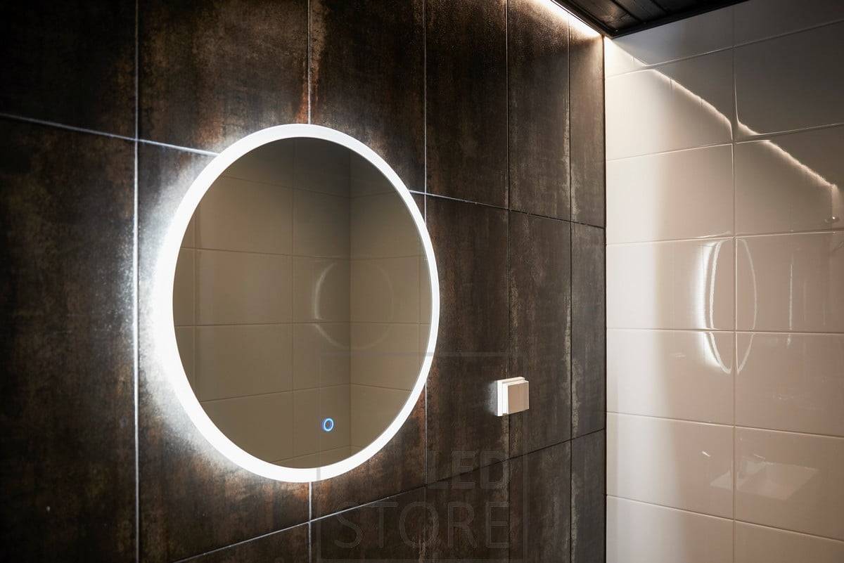 El panel de luz MOON ilumina el cuarto de baño con luz indirecta a través de la pared. La luz llega indirectamente desde todos los lados, por lo que el color y el nivel de brillo de la pared situada detrás del espejo influyen notablemente en la potencia luminosa. Ledstore.fi
