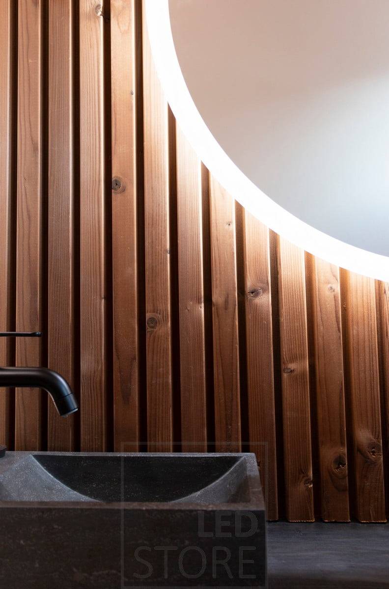 MOON - un espejo de luz circular que ilumina la pared con luz atmosférica indirecta. Ledstore.fi