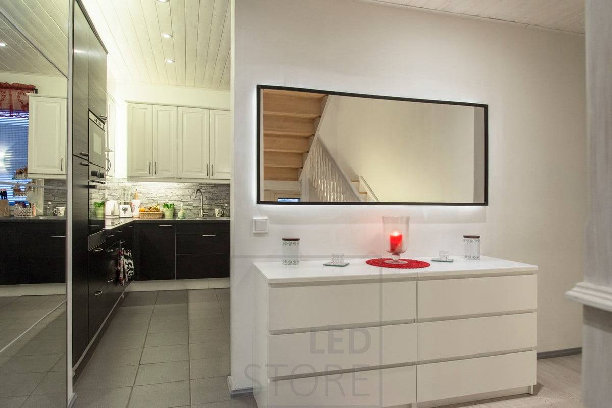 Tira de LED montada detrás del espejo en el marco, ilumina la pared con luz indirecta y resalta el espejo. Ledstore.fi