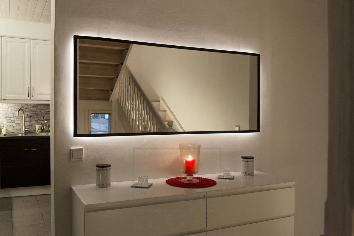 Espejo resaltado con cinta led. Cinta led montada detrás del espejo en el marco, iluminando la pared con luz indirecta. Ledstore.fi