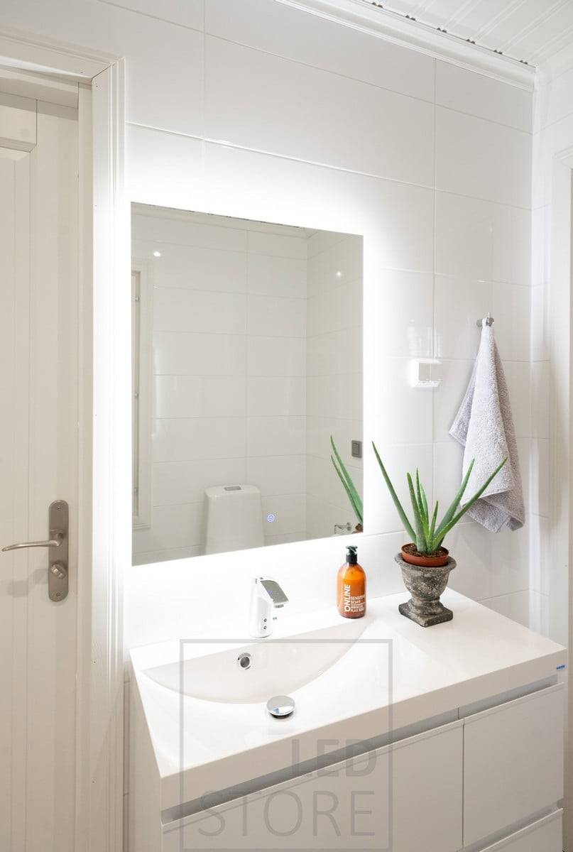 El espejo con luz HALO es un complemento elegante para la iluminación de su cuarto de baño. Este espejo con marco metálico de alta calidad cuenta con eliminación de escarcha, control de la intensidad y la temperatura del color y elegantes botones táctiles. Ledstore.fi