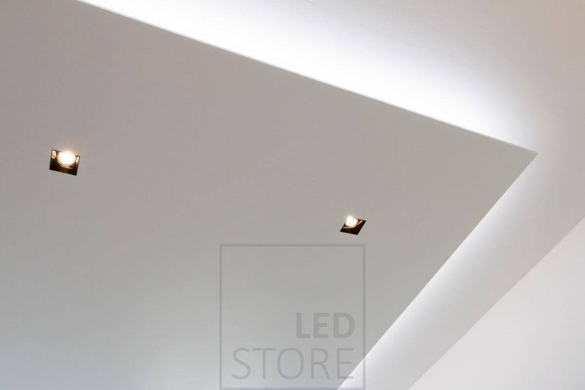 Focos arquitectónicos y de desaparición en el techo. La luz procede de un único punto y el anillo interior de la luminaria es negro, lo que intensifica el efecto del downlight invisible. Ledstore.fi