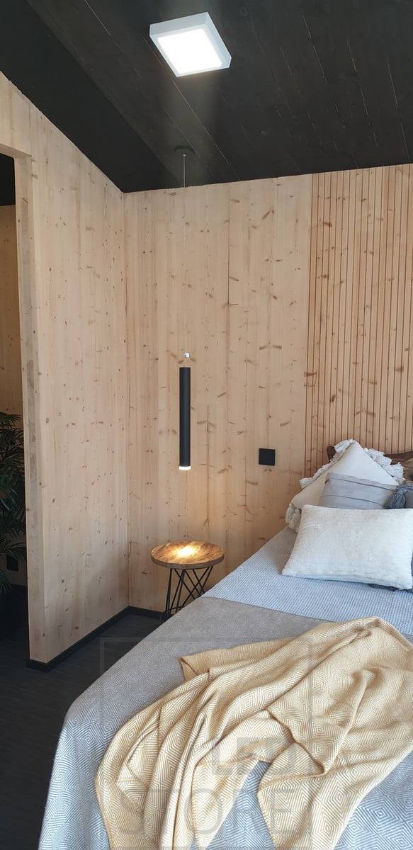 Luminaria Led PIIPPU como luz de lectura junto a la cama. El ángulo de apertura de la luz es ajustable entre 10 y 60 grados. Ledstore.fi