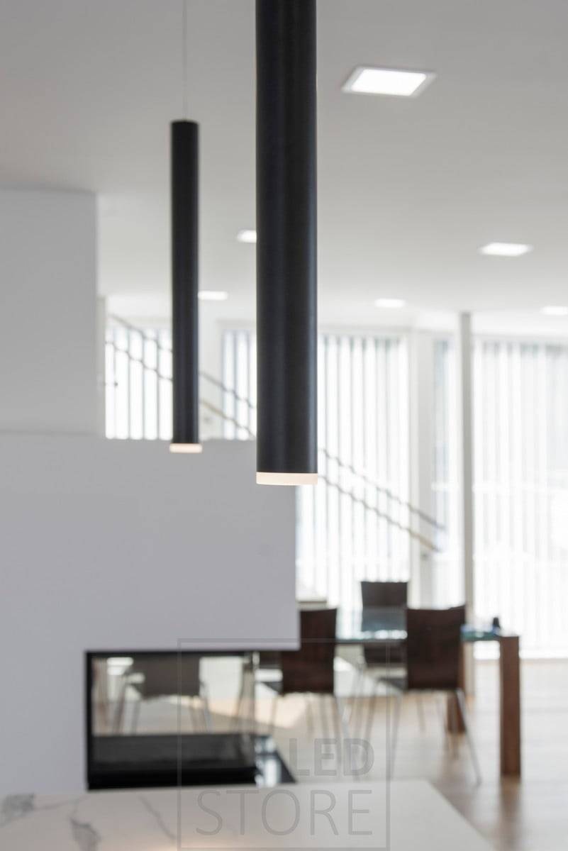 El Led Pendant es una sencilla lámpara colgante negra que funciona bien como luz ambiental tanto sola como en grupo. Leddstore.fi
