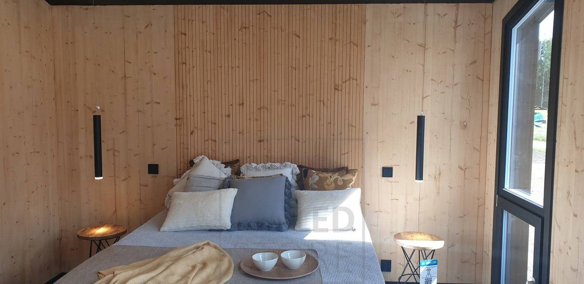 A ambos lados de la cama, las lámparas colgantes PIPPU como luces de lectura iluminan la habitación con luz atmosférica. Ledstore.fi