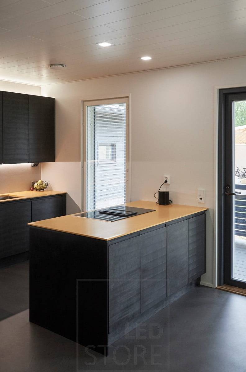 Pequeños paneles led iluminando una isleta. Tiras de leds iluminan la cocina con luz ambiental indirecta. Ledstore.fi