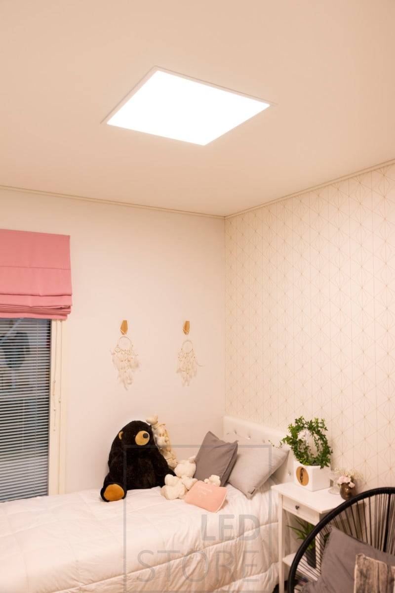 Techo de dormitorio con panel UPPOAVA 600x600. La luminaria se asemeja a una claraboya y es regulable en temperatura de color. Ledstore.fi