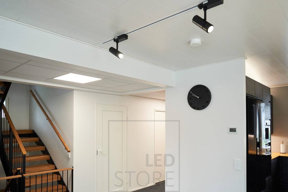 Luminaria Led Panel de gran tamaño que ilumina eficazmente incluso una superficie grande y crea un efecto de tragaluz en el vestíbulo. Ledstore.fi