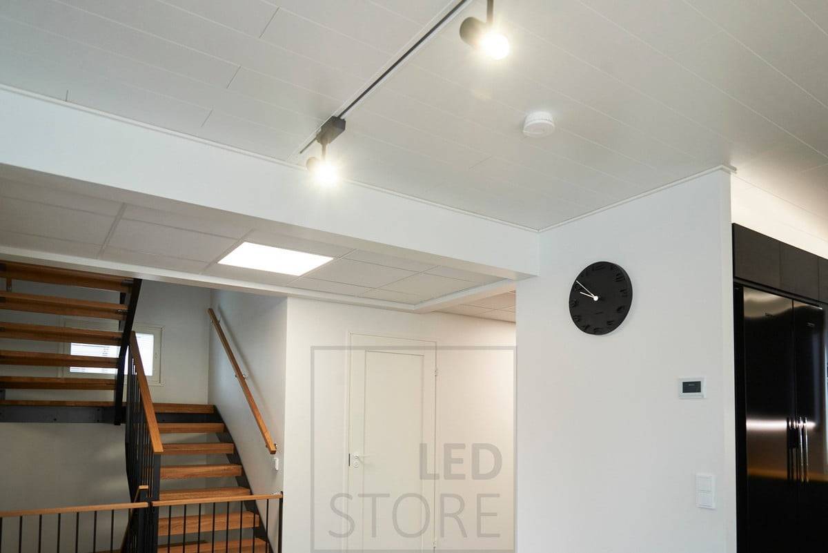 Una gran luminaria de panel led 600x600 en el vestíbulo creando un efecto de claraboya. Ledstore.fi