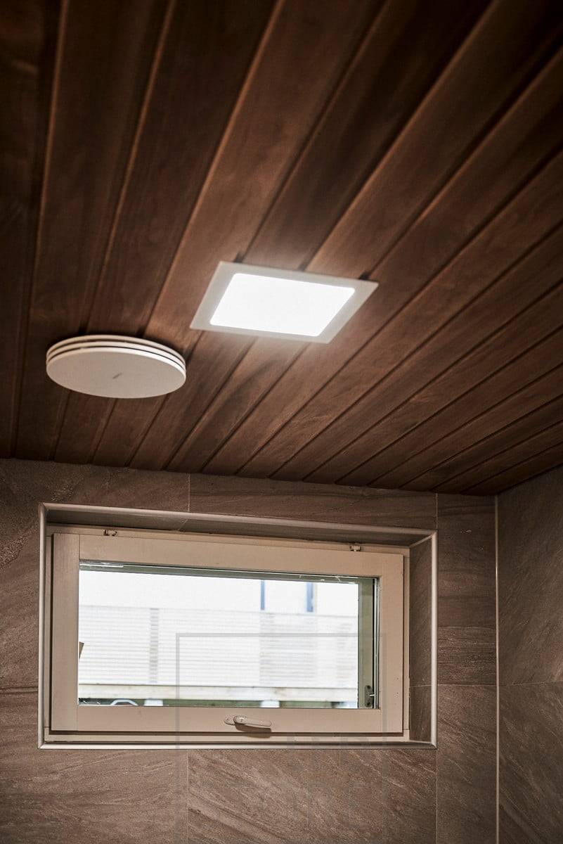 Luminaria de panel LED de minivatios para el techo del cuarto de baño, que proporciona una luz uniforme y de alta calidad. Ledstore.fi