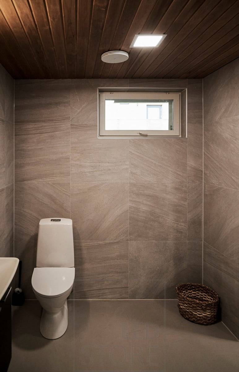 El panel de luz Led ilumina el cuarto de baño de manera uniforme y el lenguaje de diseño cuadrado es perfecto para aquellos que buscan un lenguaje de diseño moderno. Ledstore.fi