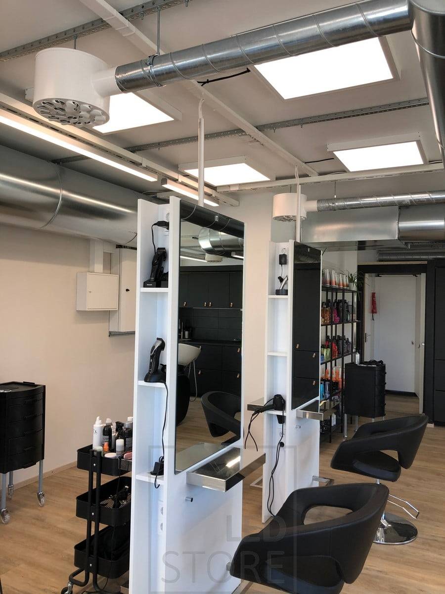 El salón de peluquería se ilumina con lámparas de panel 600x600. Gracias a su buen índice de reproducción cromática y al control de la temperatura del color, el panel es adecuado para iluminar incluso los espacios más exigentes. Ledstore.fi