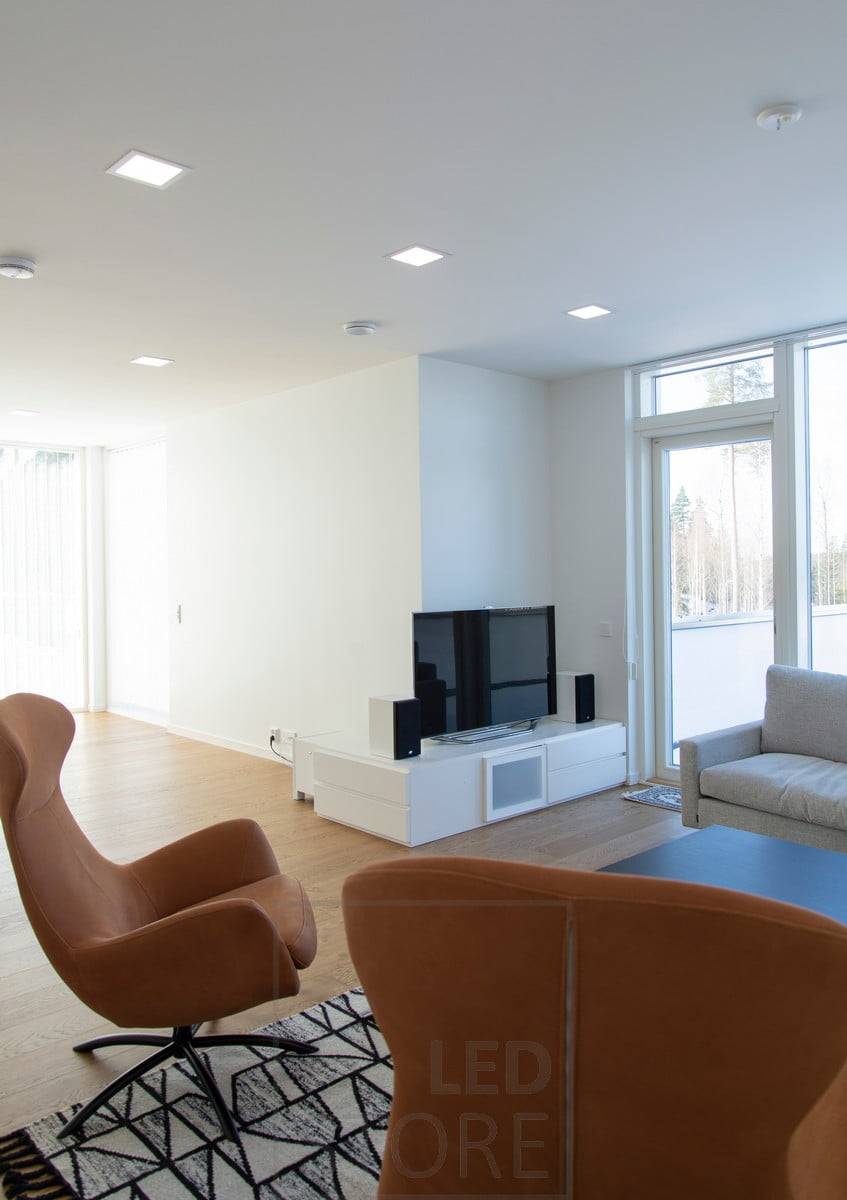 Los paneles de luz minimalistas combinan a la perfección con el techo blanco, iluminando uniformemente el salón. El moderno lenguaje de diseño combina a la perfección con el interior escandinavo. Ledstore.fi