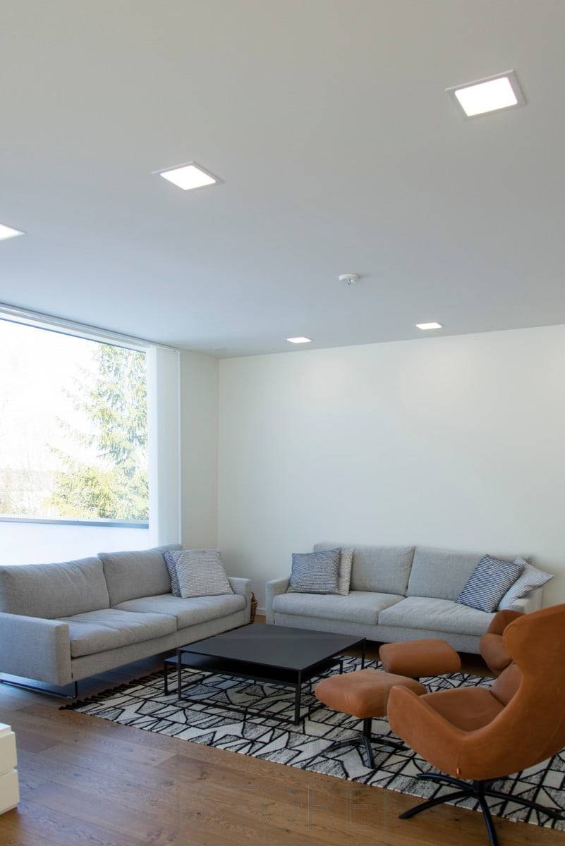Los paneles de luz minimalistas combinan a la perfección con el techo blanco. El moderno lenguaje de diseño combina a la perfección con el interiorismo escandinavo. Ledstore.fi
