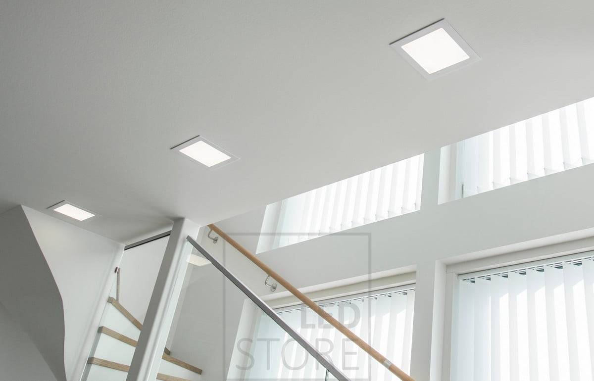 Los paneles de luz minimalistas combinan a la perfección con el techo blanco. Ledstore.fi