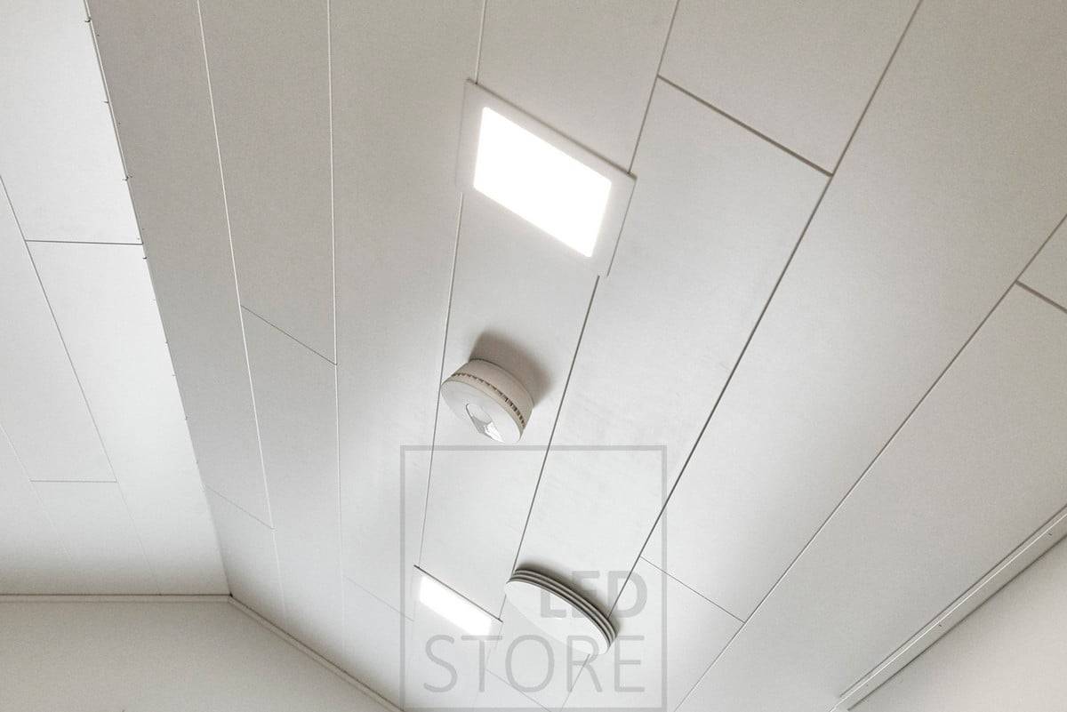 Luminaria de panel en un techo inclinado. Los marcos de las luminarias Led de panel siempre están pintados de blanco, por lo que se integran con elegancia y gracia en el techo, creando un acabado impecable. Ledstore.fi
