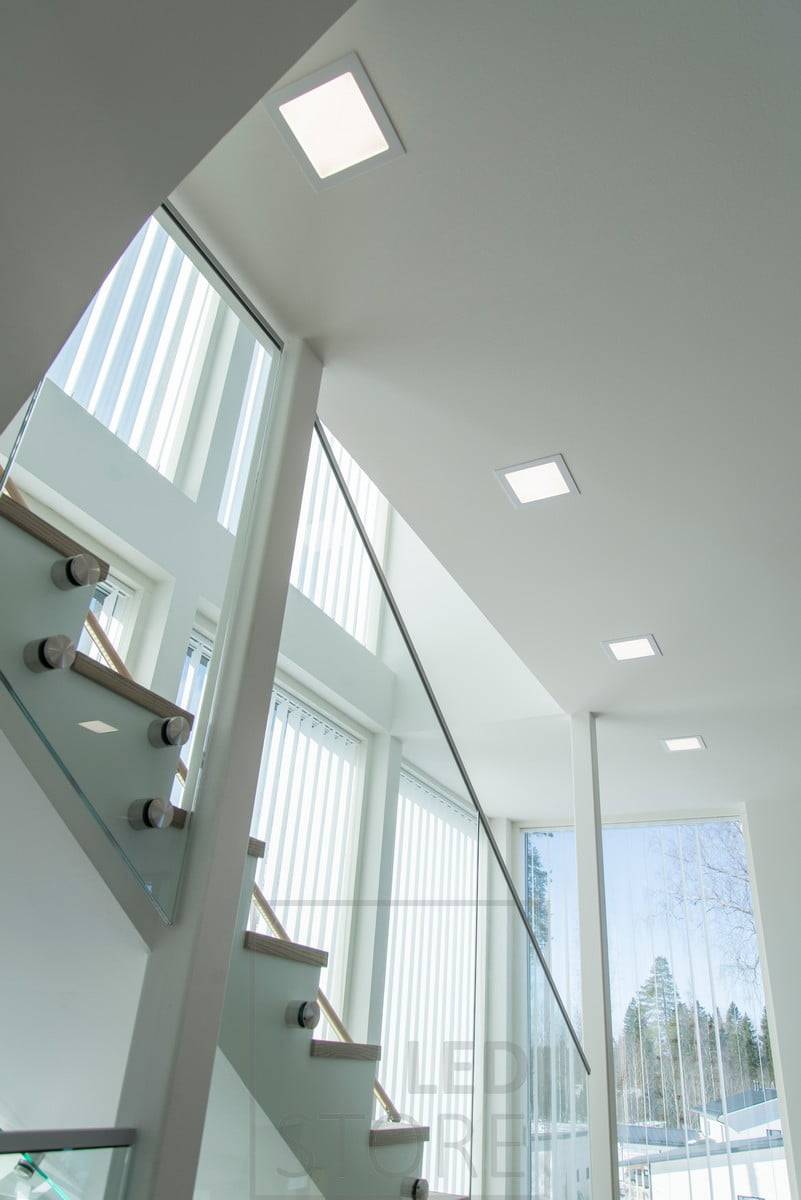 Junto a la escalera, los paneles iluminan el espacio con una luz general uniforme. Ledstore.fi