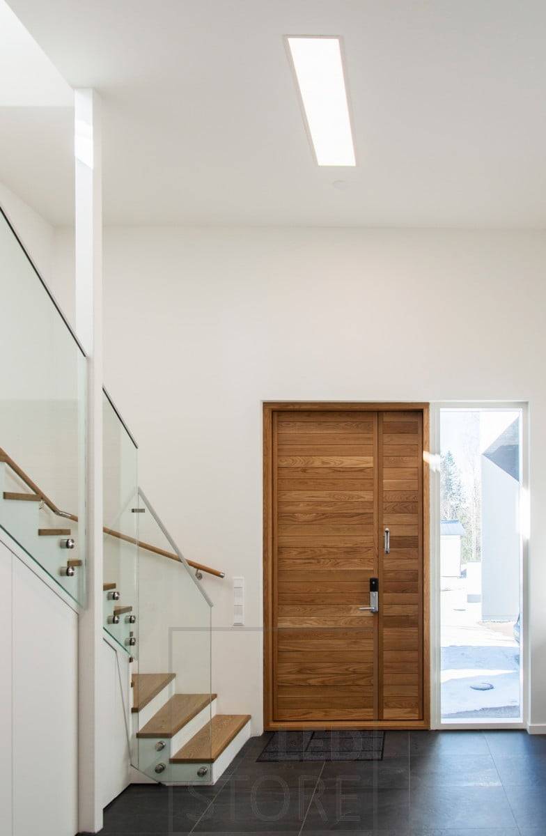 Panel de luz Led UPPOAVA 300x1200 iluminando el pasillo. Ledstore.fi