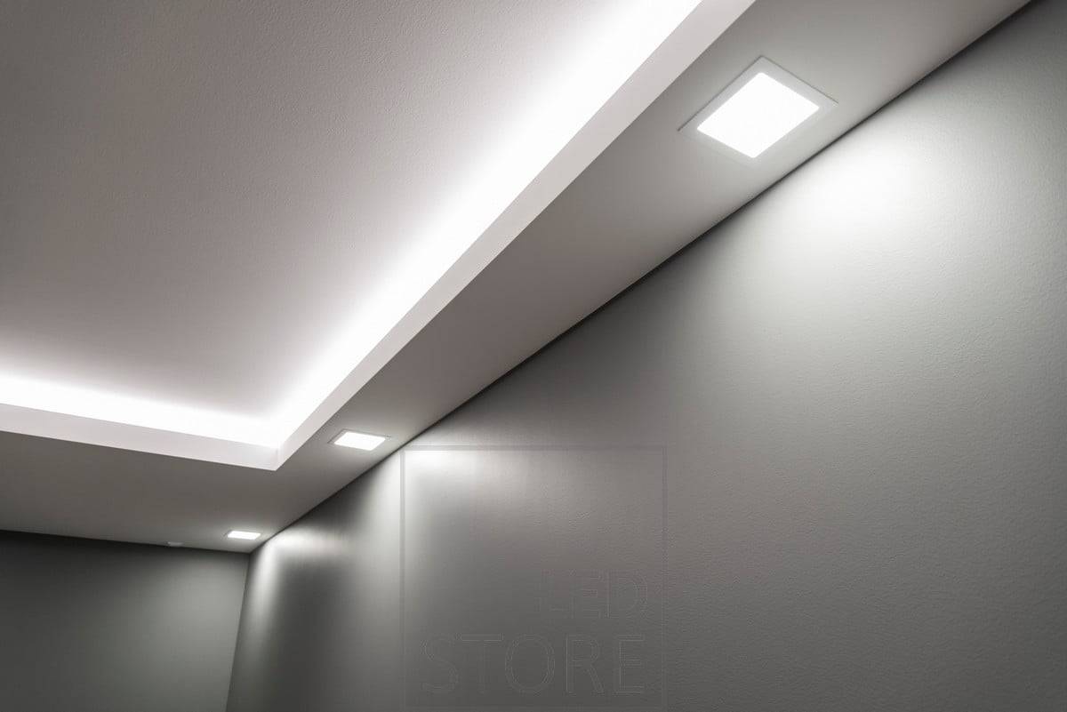 Una caída en los bordes es una solución excelente para espacios en los que no se desea dejar caer todo el techo. Luces led empotradas en el panel y una tira led en la parte superior que ilumina el techo. Ledstore.fi
