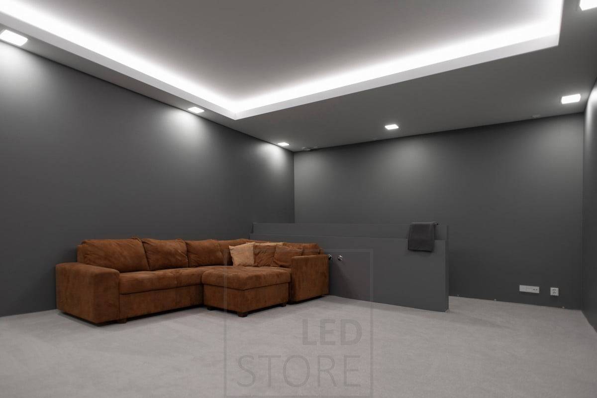 Una iluminación ambiental creada en una habitación sin ventanas con lámparas de panel y tira de leds. Las lámparas de panel crean una iluminación general y la tira de leds proporciona una iluminación ambiental indirecta a través del techo. Ledstore.fi
