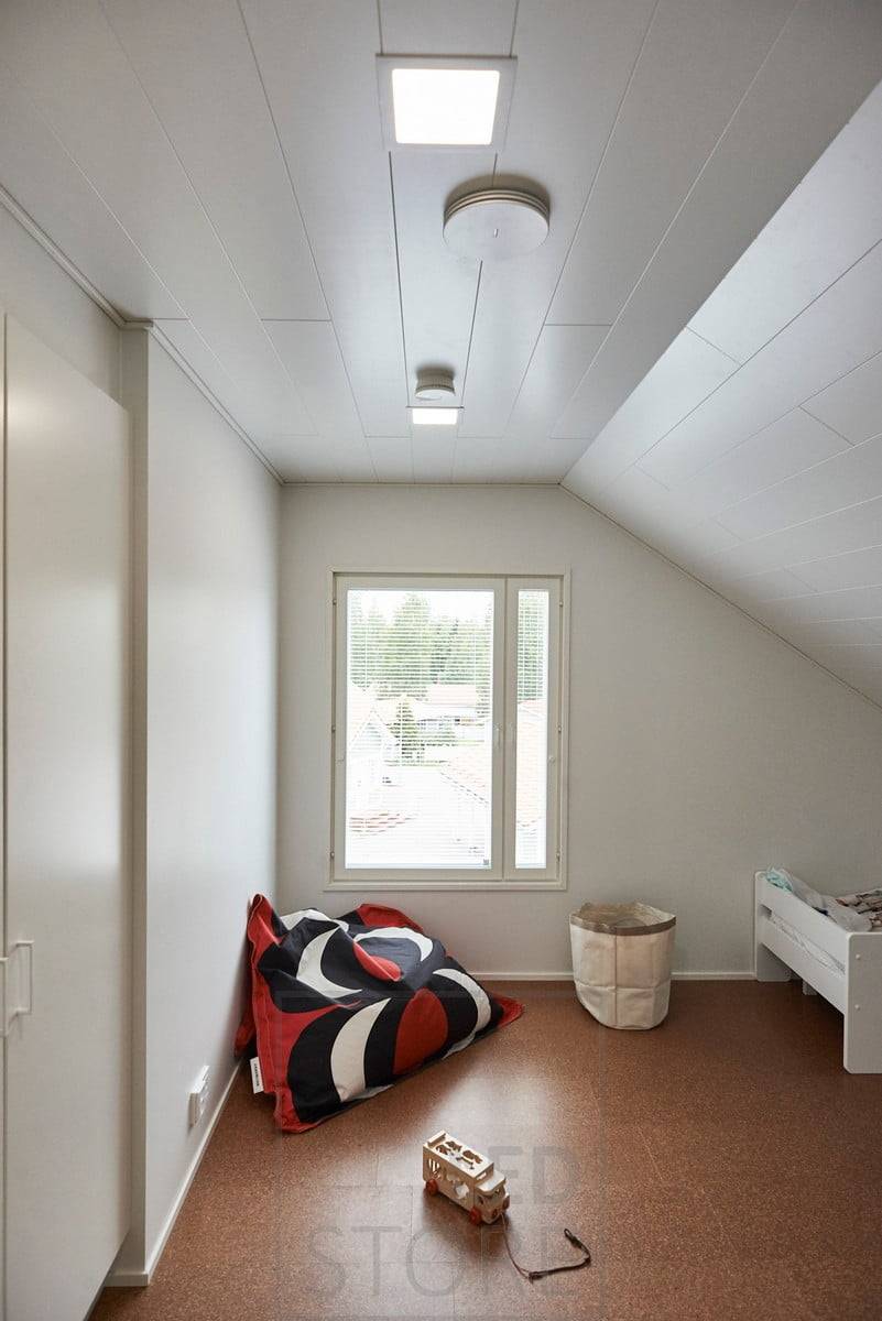 Lámparas de paneles de leds para la iluminación de habitaciones infantiles. Siempre pintados de blanco, los marcos de los paneles se integran con elegancia y gracia en el techo, creando un acabado impecable. Ledstore.fi