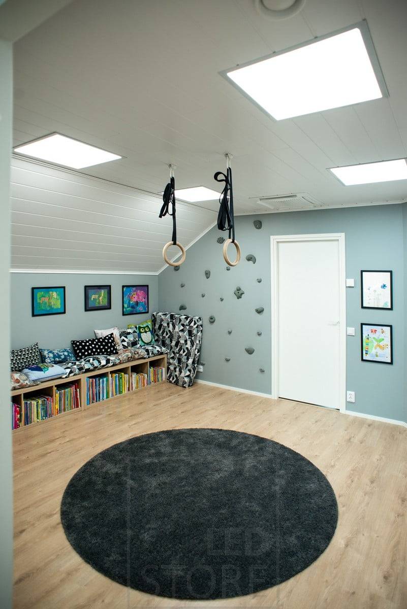 Los paneles Led del techo son regulables en intensidad y temperatura de color, con luz en un tono neutro. No hay rincones oscuros en la zona de juegos de los niños. Ledstore.fi