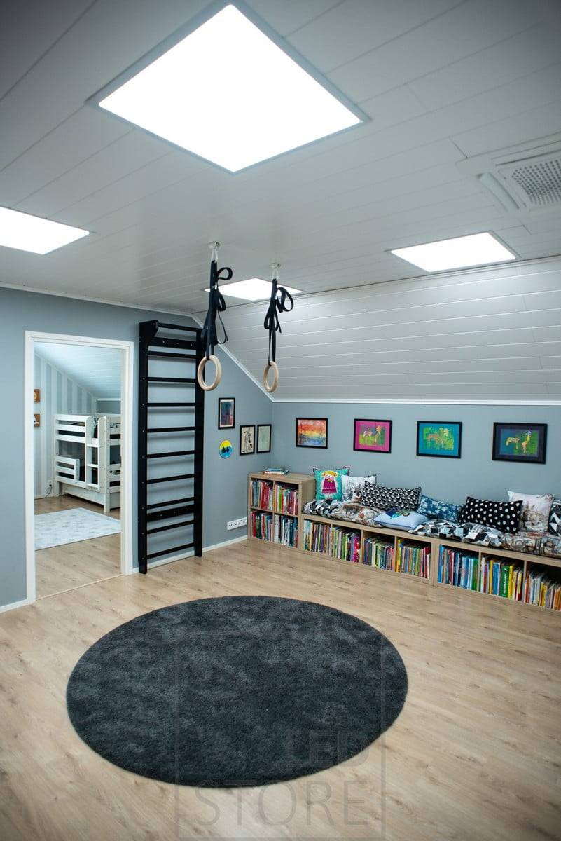 Los paneles LED, similares a las claraboyas, iluminan el espacio de forma eficaz y uniforme sin deslumbrar. La iluminación es regulable en intensidad y temperatura de color. Ledstore.fi