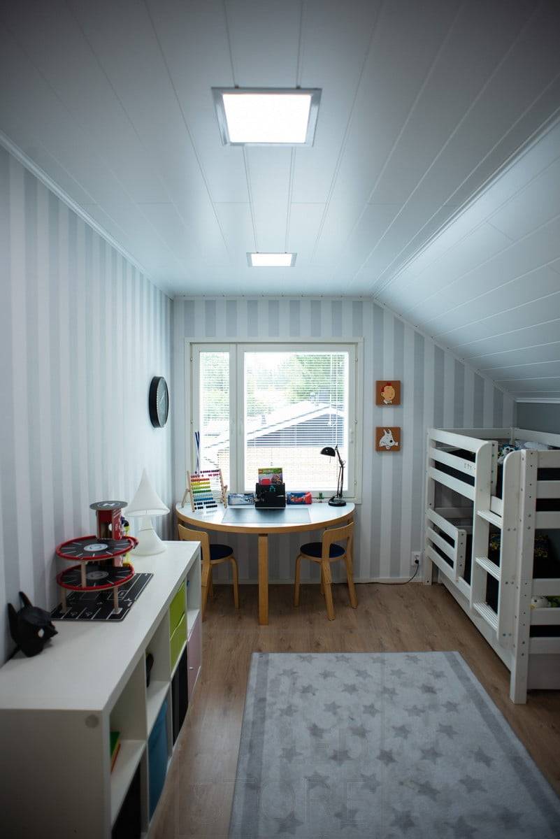 Iluminación de la habitación de los niños - iluminación de techo con paneles luminosos LED controlados por temperatura de color. La luz de tonos fríos refresca y ayuda a la concentración. Ledstore.fi