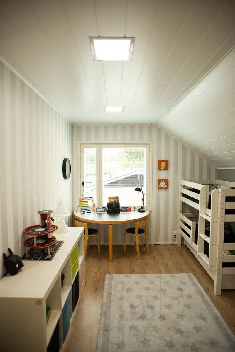 Iluminación de la habitación de los niños: iluminación de techo con paneles luminosos LED controlados por temperatura de color. La luz cálida es relajante. Ledstore.fi