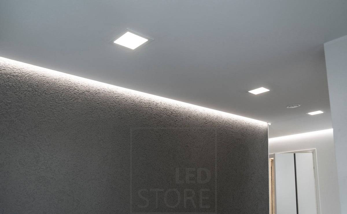 Los paneles de iluminación general se integran perfectamente en el techo y las tiras de LED proporcionan una iluminación ambiental indirecta a través de la pared. Ledstore.fi