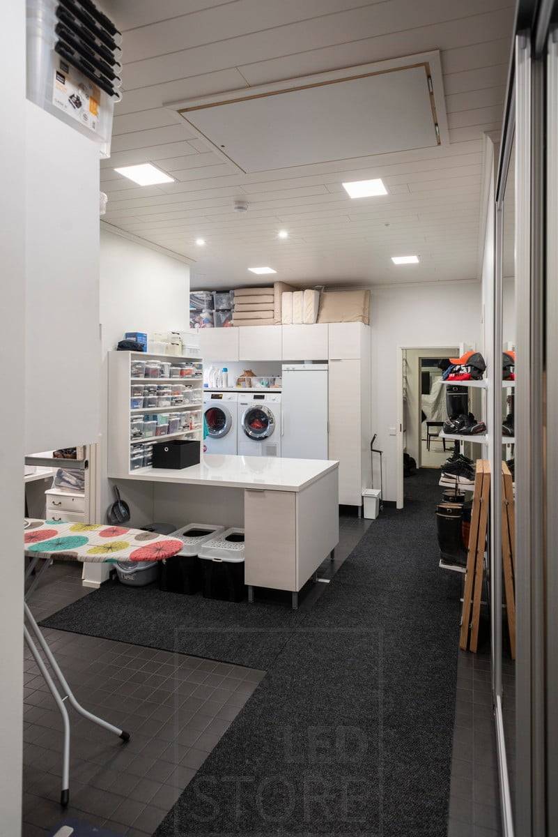 Paneles de leds iluminando el lavadero. Dado que la luminaria proporciona una iluminación uniforme y eficiente, es un excelente accesorio de iluminación general para grandes espacios. Ledstore.fi
