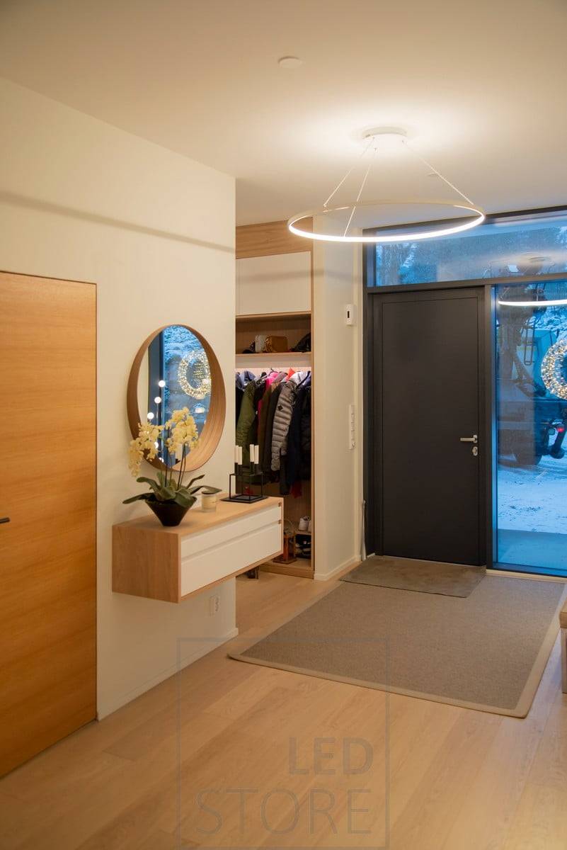 RINKELI en el pasillo. La lámpara tiene un diámetro de 100 cm y es una parte impresionante de la decoración del pasillo. Ledstore.fi