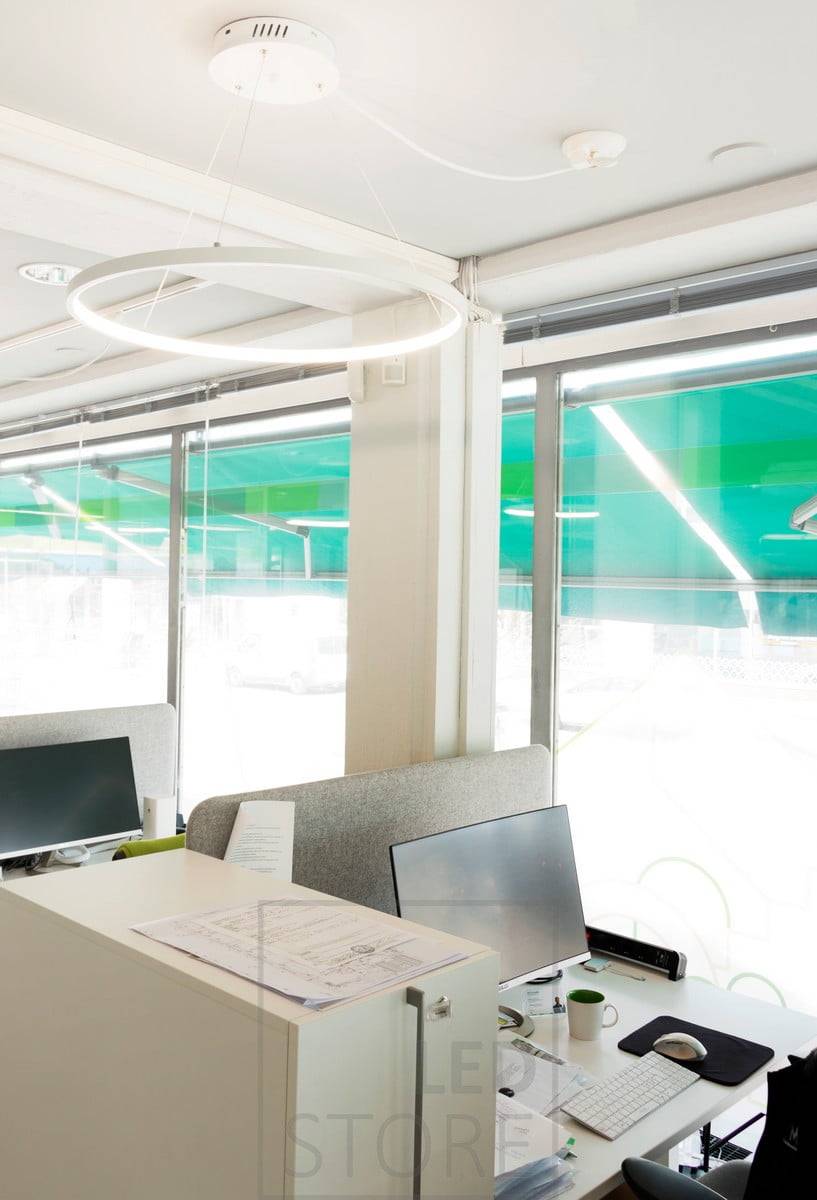 La oficina está iluminada por las elegantes y minimalistas luminarias colgantes RINKELI. La iluminación es agradable y regulable y no deslumbra la cabeza de la pantalla al trabajar. Ledstore.fi