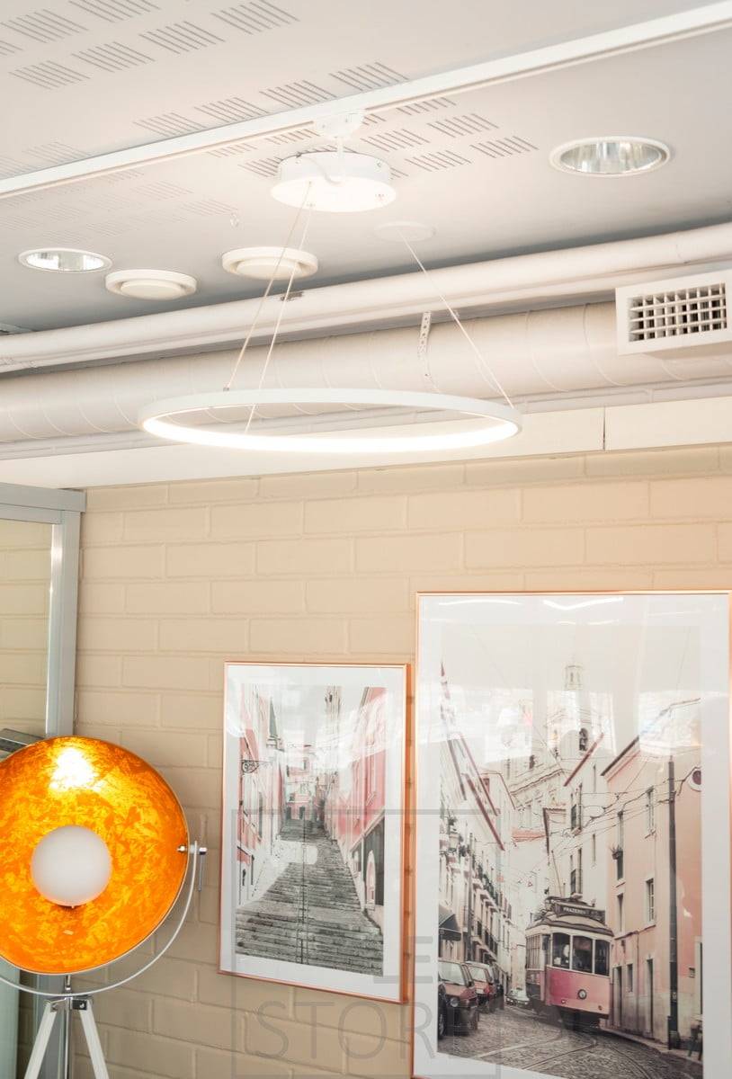 La oficina está iluminada por las elegantes y minimalistas luminarias colgantes RINKELI de luz agradable. La luminaria es regulable en intensidad y temperatura de color. Ledstore.fi