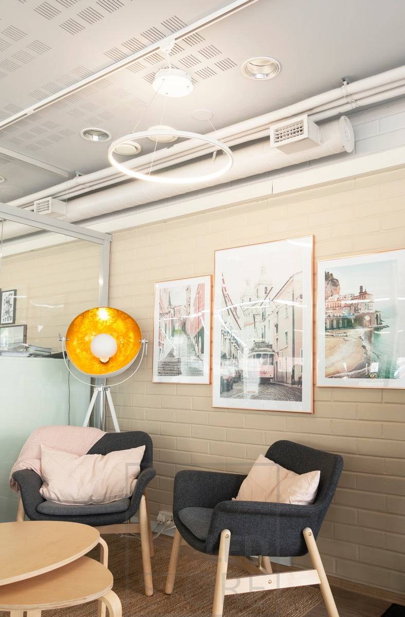 La oficina está iluminada por las elegantes y minimalistas luminarias colgantes RINKELI, de luz agradable y regulable. La luminaria es regulable en intensidad y temperatura de color. Ledstore.fi